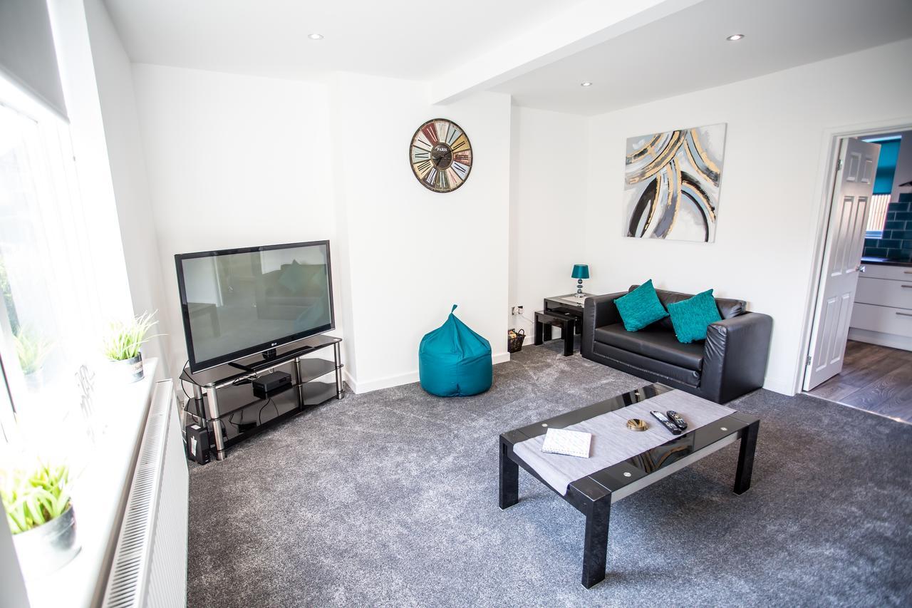 Lovely 3 Bedroom House - Close To Attractions - Free Parking *